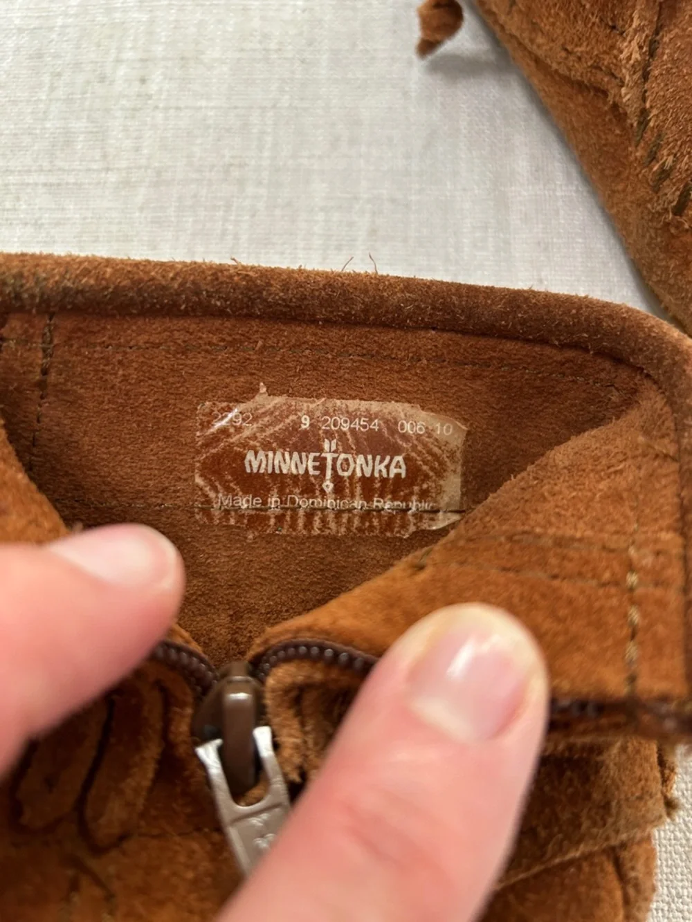 Minnetonka Moccasins Kids 9 Fringe Suede Ankle Boots in Chestnut Brown